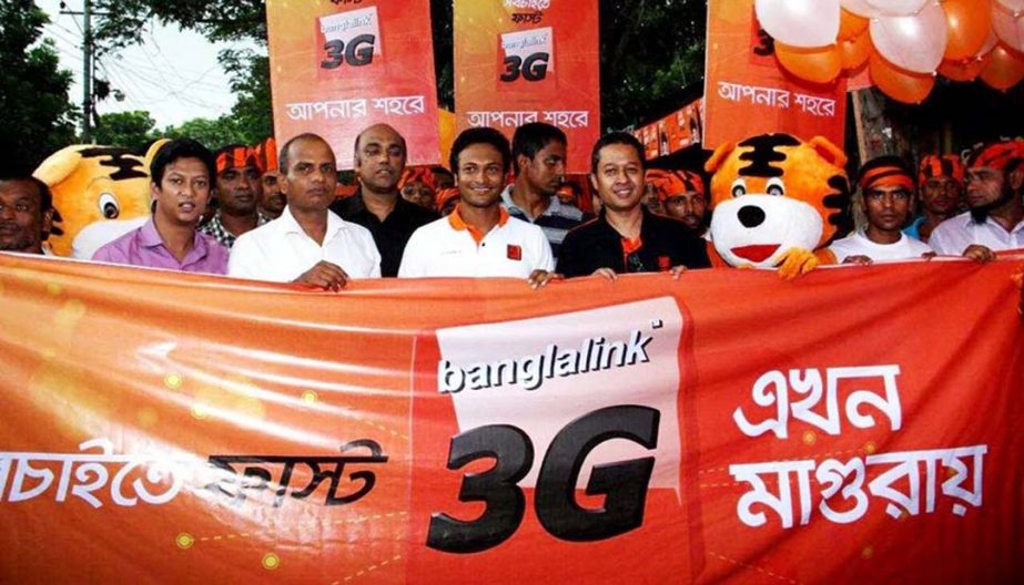 Banglalink Brand Ambassador Shakib Al Hasan, inaugurating the Banglalink 3G services in Magura recently.