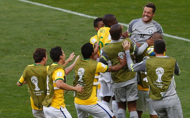 Brazil's goalkeeper Julio Cesar celebrates with teammates after the decisive penalty during the penalty shootout in their 2014 World Cup round of 16 soccer game against Chile at the Mineirao stadium in Belo Horizonte, June 28, 2014. Photo: Reuters