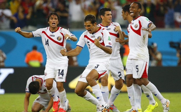 Costa Rica's players celebrate winning their 2014 World Cup round of 16 game against Greece at the Pernambuco arena in Recife June 29, 2014. Photo: Reuters