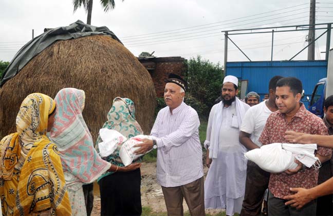 CCC Mayor M Monzoor Alam distributing Iftar items among distressed people on behalf of Mostafa-Hakim Foundation yesterday.