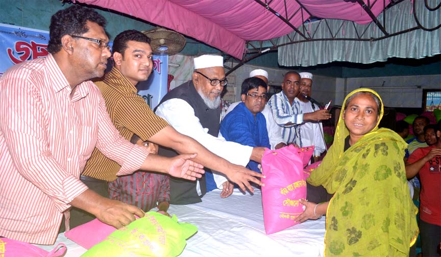 Former CCC mayor ABM Mohiuddin Chowdhury distributing Iftar items on behalf of GK Group in Chittagong yesterday.