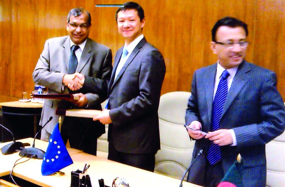 Ren Tao, Head of Operation in Asia of European Investment Bank and Abul Mansur Md Faiz Ullah, Additional Secretary of the Economic Relations Division sign a loan agreement to implement "Dhaka Environmentally Sustainable Water Supply Project".