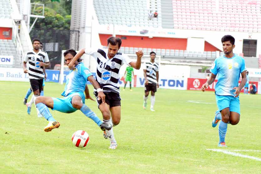 An action from the match of the Nitol Tata Bangladesh Premier Football League between Dhaka Mohammedan Sporting Club Limited and Dhaka Abahani Limited at the Bangabandhu National Stadium on Monday. The match ended in a 1-1 draw.