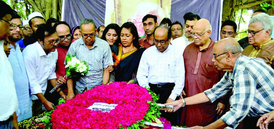 Civic people paying last respect to eminent Poet Abul Hossain by placing floral wreaths at his coffin after Namaz-e-Janaza at Bangla Academy in the city on Tuesday.