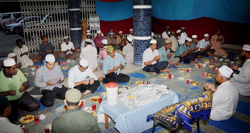 CCC Mayor M Monzoor Alam offering munajat at an Iftar party organised by ostafa Hakim Foundation in Chittagong yesterday.