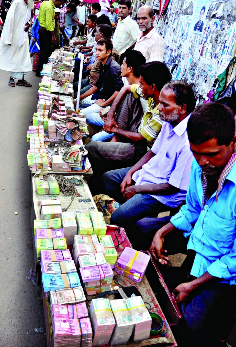 Traders of new currency notes are waiting for customers. This photo was take from city's Gulistan area on Wednesday.