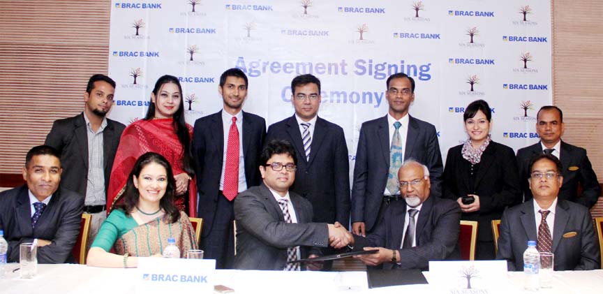 Firoz Ahmed Khan, Head of Retail Banking Division of BRAC Bank Limited and Ringo Nathan, General Manager of Six Seasons Hotel sign a deal to facilitate Premium Banking customers, Platinum and Gold Credit Cardholders to enjoy free buffet at 'Vinno Shaad'