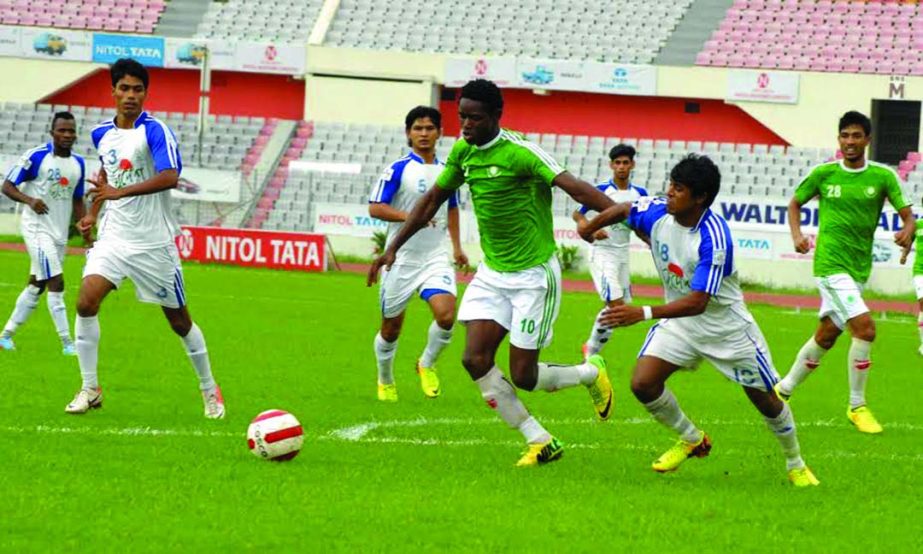 A scene from the match of the Nitol Tata Bangladesh Premier Football League between Team BJMC and Uttar Baridhara Club at the Bangabandhu National Stadium on Friday. Team BJMC won the match 2-1.