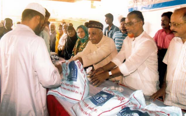 CCC Mayor M Monzoor Alam distributing Iftar items among the distressed people on behalf of Mostafa Hakim Foundation at ward no 17 in the city yesterday.