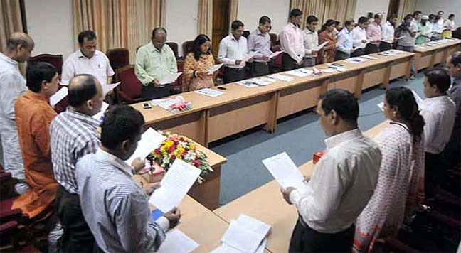 A view of the workshop of the Executive Magistrates of Chittagong district administration held at Circuit House on Saturday. Former Magistrate of Chittagong Munir Chowdhury administering oath to the magistrates in the workshop.