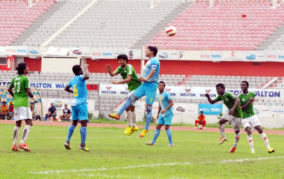 A moment of the match of the Nitol Tata Bangladesh Premier Football League between Dhaka Abahani Limited and Team BJMC at the Bangabandhu National Stadium on Sunday. Abahani won the match 2-1.