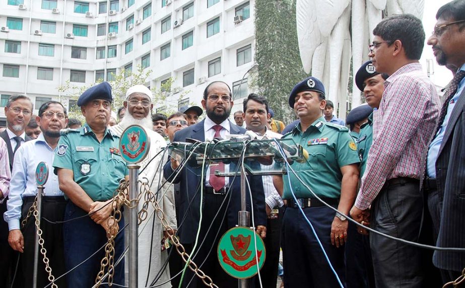 Abdul Malek Mollah, Director and Md Habibur Rahman, Managing Director of Al-Arafah Islami Bank addressing at the Anti-Formalin Campaign by the Dhaka Metropolitan Police at Motijheel area in the city recently. The bank handed over 1 (One) lac Anti-Formali