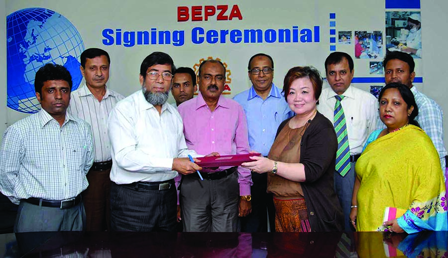 Sayed Nurul Islam, Member (Investment Promotion) of BEPZA and Heng Chak Joo, Chairman of Nasco USA Pte Ltd sign an agreement to set up apparel plant in Comilla Export Processing Zone on Sunday.