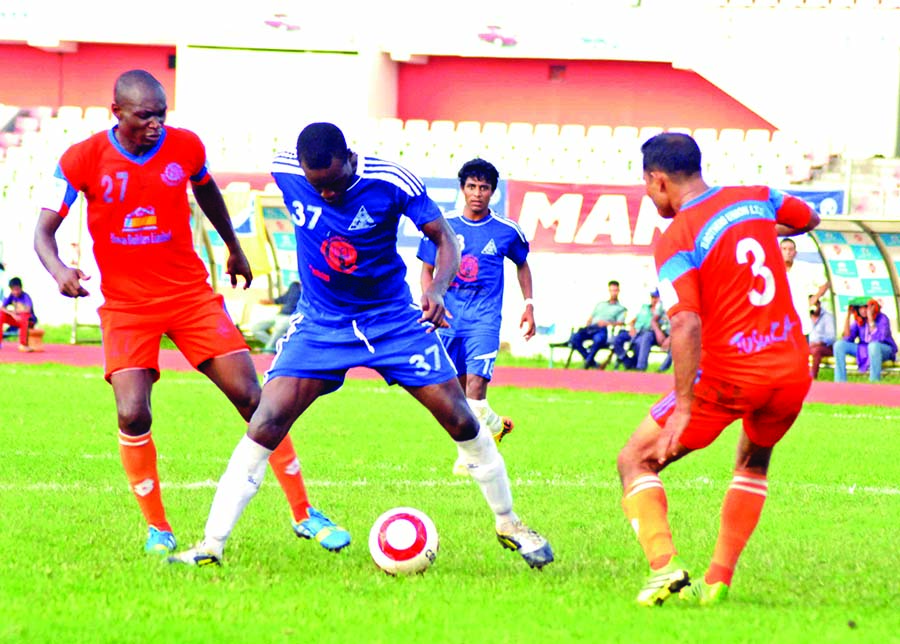 An action from the match of the Nitol Tata Bangladesh Premier Football League between Brothers Union and Uttar Baridhara Club at the Bangabandhu National Stadium on Monday.
