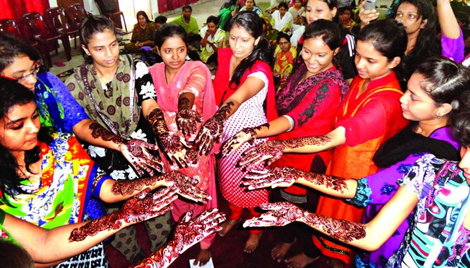 Dhakabashi and Biswa Kala Kendra jointly organised a Henna Festival at Shamsunnahar Hall of Dhaka University on Tuesday.