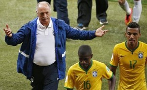 Scolari (L) gestures past Ramires (C) and Luiz Gustavo after they lost their 2014 World Cup semi-finals against Germany at the Mineirao stadium in Belo Horizonte July 8, 2014. Photo: Reuters