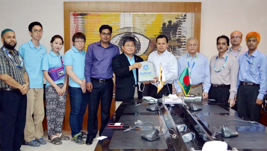 Md. Sabur Khan, Chairman, Board of Trustees of Daffodil International University handing over a souvinir to Prof Ki Kwan Yoon who is leading a delegation of Chungnam National University (CNU), Korea.