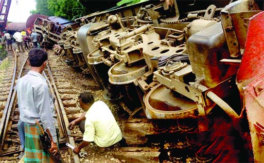 An oil-carrying freight train jumped off the railway tracks at Fouzdarhat causing disruption of railway links with few destinations on Wednesday.