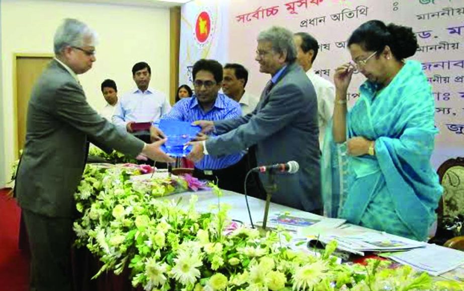 Md Nasser Shahrear Zahedee, Chairman of Radiant Pharmaceuticals Limited receiving VAT paying award from State Minister for Finance MA Mannan at a city hotel on Thursday. Commerce Minister Tofail Ahmed was present as chief guest and PM's Economic Affairs