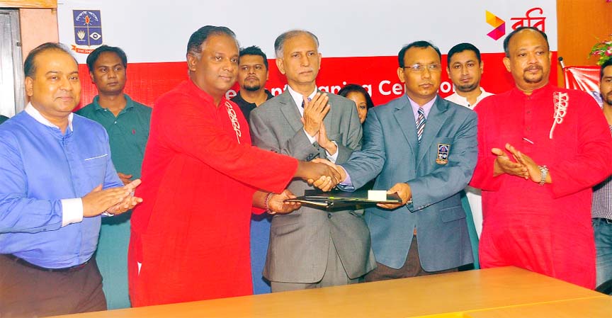 Dhaka University Treasurer Prof Dr Md Kamal Uddin and Chief Operating Officer (COO) of Robi Mahtab Uddin Ahmed signed the MoU on behalf of their respective organizations at a simple ceremony at the Vice-chancellor's office on Thursday.