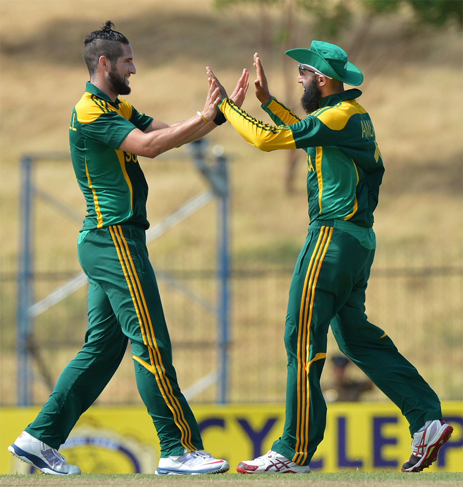 Wayne Parnell's new hairdo brought him a bit of luck during the 3rd ODI between Sri Lanka and South Africa at Hambantota on Saturday.