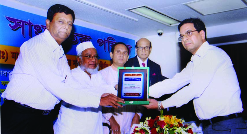 Former Chief Justice Fazlul Karim handing over award to Syed Ahmed Kiron (CIP) for his contribution to trade and commerce at a ceremony organized by Unmukta Sankskritik Parishad at Hotel Sonargaon in the city on Sunday.