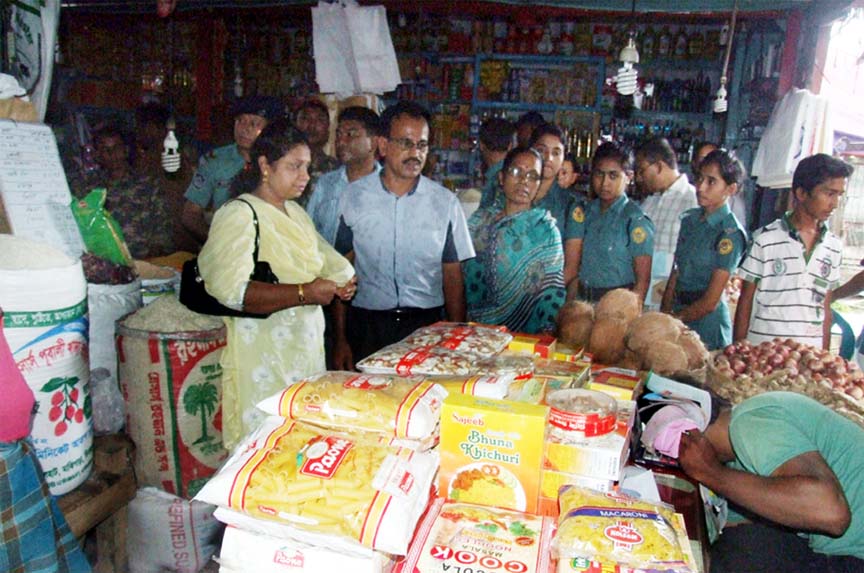 CCC Magistrate Nazia Shirin monitoring market at Chowmohoni Karnaphully Market in Chittagong on Sunday.