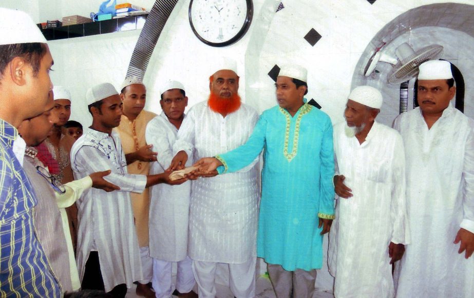 Mohammad Sahidul Islam, Deputy Publicity Secretary of Awami League distributing grant money on behalf of Ziauddin Ahmed Bablu MP at West Bakalia Jam-e-Mosque in Chittagong city yesterday.
