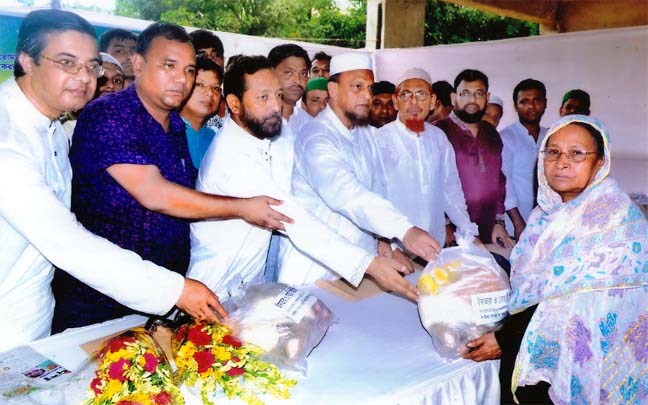 Daipara and Muhuripara Gausia Committee distributing Iftar items among the distressed people in Chittagong yesterday.
