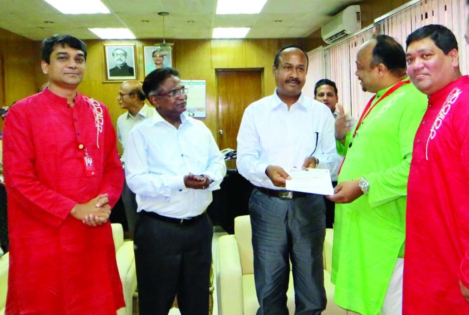 State Minister for Labour and Employment Md Mujibul Haque Chunnu receiving a cheque of Tk about 2crore from Matiul Islam Nowshad, Chief Corporate Officer of Robi from Workers' Profit Participation Fund's Trust of Robi Axiata Limited for "Shramik Kalyan