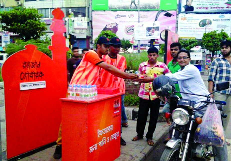 Banglalink distributing free water and dates among the fasting people at heavy traffic locations in 11 districts in the country.