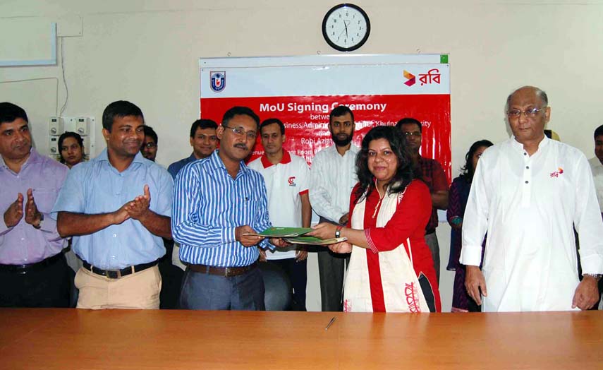 A view of the MoU signing ceremony between Khulna University and mobile operator Robi recently.