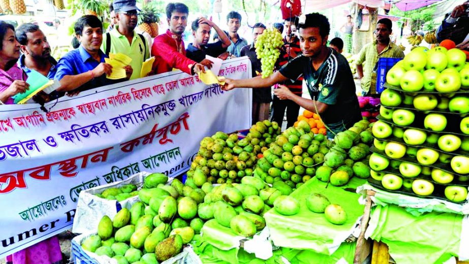 Consumers Rights Movement distributing leaflets among the commuters demanding food free from adulteration. The snap was taken from the city's Mohammadpur on Saturday.
