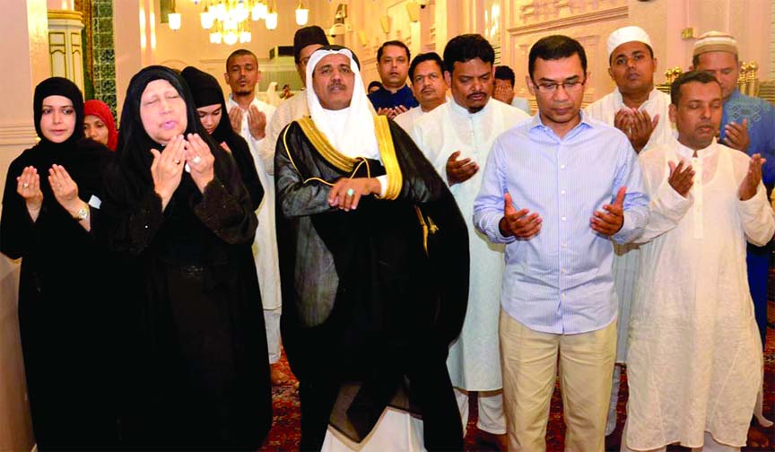 BNP Chairperson Begum Khaleda Zia along with her family members offering munajat at Rawza Mubarak of Prophet Hazrat Mohammad (SM) in Medina on Monday.