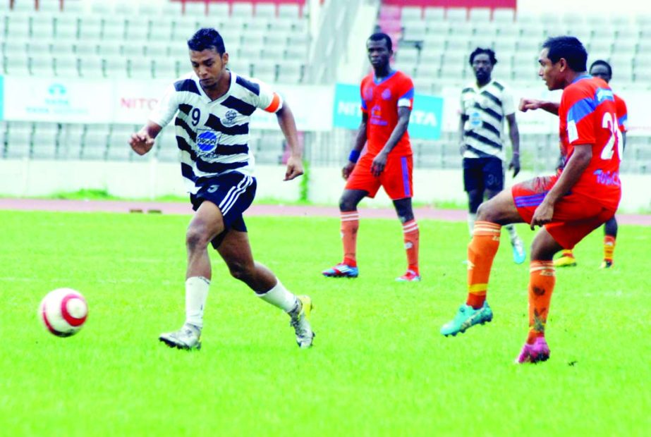 An action from the football match of the Nitol Tata Bangladesh Premier Football League between Dhaka Mohammedan Sporting Club Limited and Brothers Union at the Bangabandhu National Stadium on Monday. The match ended in a goalless draw.