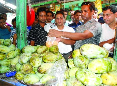 BARISAL: Sayed Morshed Ali, UNO and Executive Magistrate examining fruits during a drive against formalin at local market Banaripara recently.