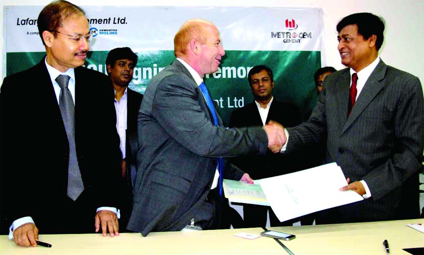 Tarek Elba, CEO of Lafarge Surma Cement and Md Shahidullah, Managing Director of Metrocem Cement sign a deal to provide clinker from Lafarge Chhatak plant to Metrocem Cement plant at Lafarge's headquarter in the city on Tuesday.