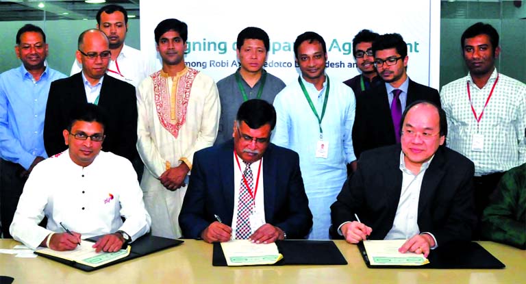 Supun Weerasinghe, Managing Director of Robi, Yap Wai Yip, acting CEO of Edotco Bangladesh, a Network Infrastructure Service Company, and Syed Moinul Haq, Managing Director of Inter Cloud. Sign tripartite agreement at Robi's office in the city on Wednesd