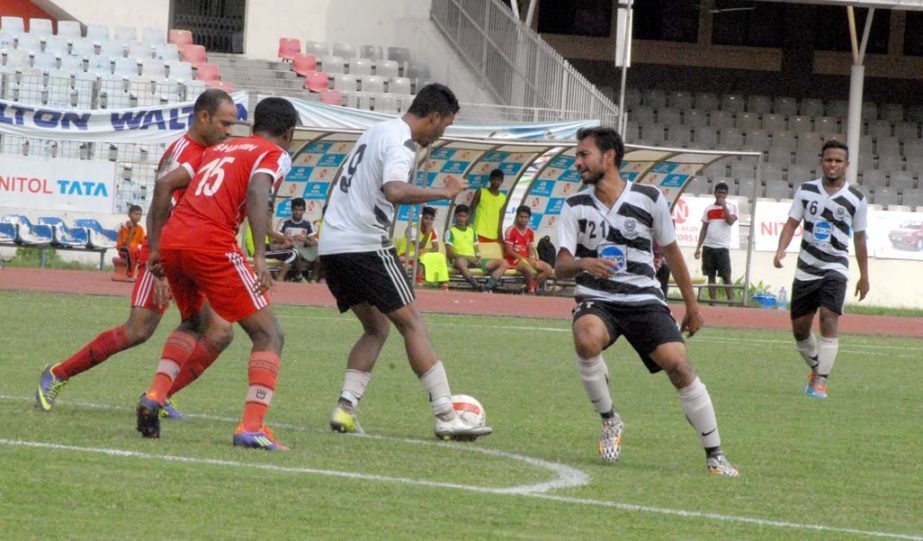 A view of the match of the Nitol Tata Bangladesh Premier Football League between Dhaka Mohammedan Sporting Club Limited and Soccer Club, Feni at the Bangabandhu National Stadium on Thursday. Mohammedan won the match 3-0.