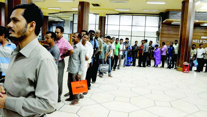 Long queues: Clients rush to draw their money from the account on the eve of Eid festival on Thursday. This photo was taken from Sonali Bank at Motijheel on Thursday.