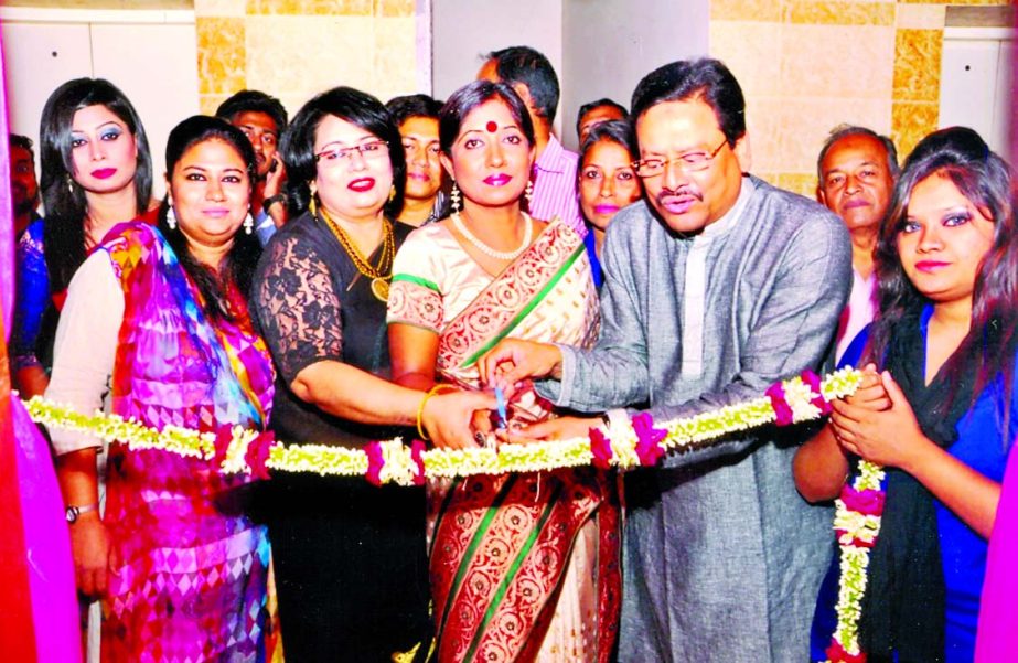 Rokeya Prachi, TV Actress and Abdul Hakim Prodhan, Managing Director of Hotel 71 inaugurating new outlet of Saj-Goj at Bijoy Nagar in the city recently.