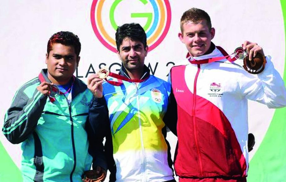 Bangladeshi Abdullah Baki (left), Indian Abhinav Bindra (middle) and Daniel Rivers of England pose for photo after winning their medals in men's 10m air rifle of Commonwealth Games at the Barry Buddon Shooting Centre on Friday.