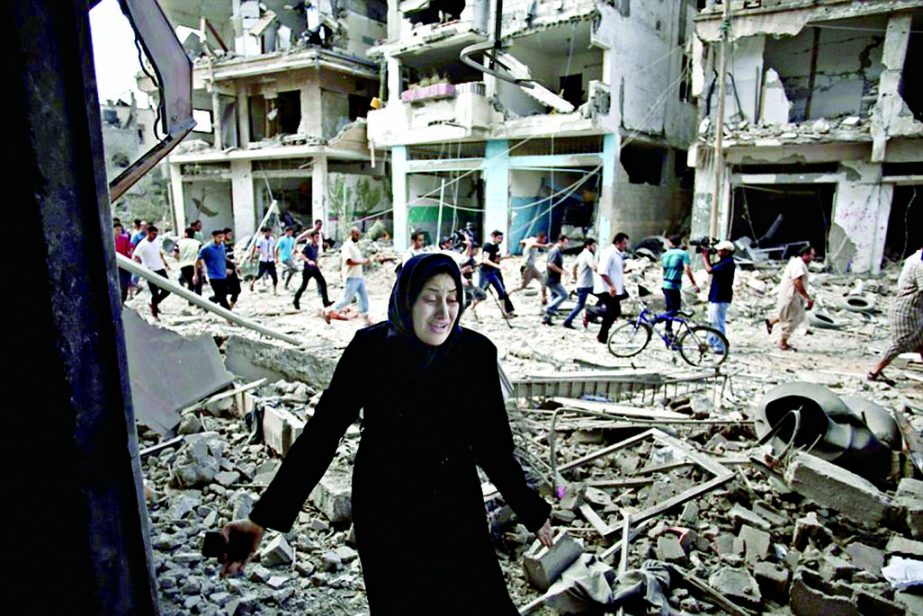 A Palestinian woman reacts as she arrives to see her destroyed house in Beit Hanoun town, which witnesses said was heavily hit by Israeli shelling and air strikes. Photo: Internet