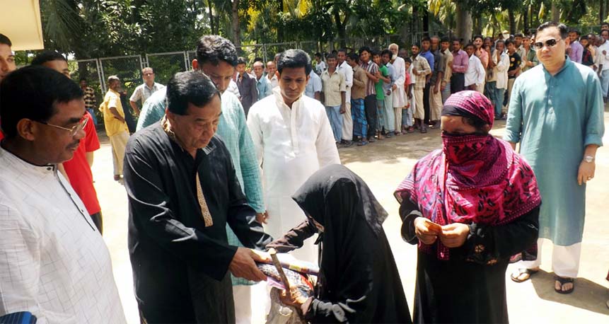 KDS Group Chairman Khalilur Rahman distributing Eid clothes among the distressed people in Patiya yesterday.