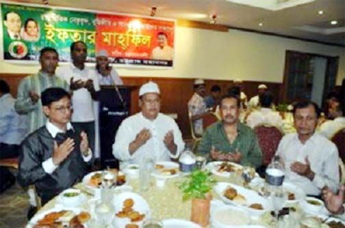 Former JP City President and Presidium Member Solaiman Alam Seth offering munajat at the Iftar party organised by Jatiya Party on Saturday.