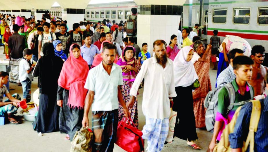 City bound passengers have started to return after celebrating Eid with their near and dear ones at their village homes. The snap was taken from Kamalapur Railway Station on Friday.