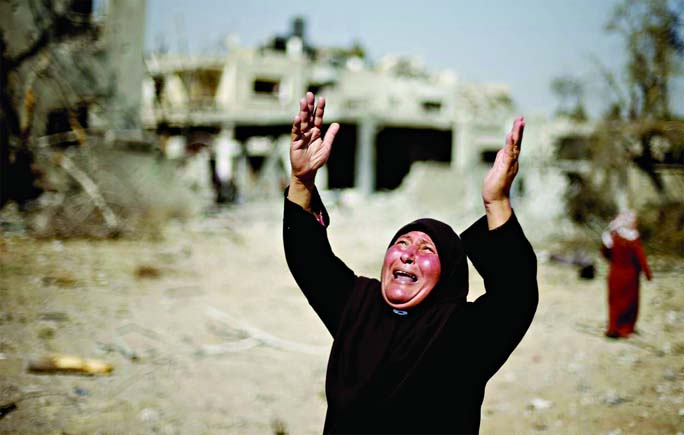 A Palestinian woman reacts upon seeing her destroyed house in Beit Hanoun town, which witnesses said was heavily hit by Israeli shelling and air strikes during Israeli offensive, in the northern Gaza Strip. Internet photo