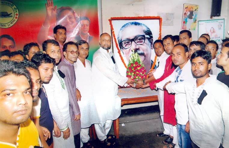 MA Latif MP along with leaders and activists of Awami League placing wreaths at the portrait of Bangabandhu Sheikh Mujibur Rahman to mark the 39 National Mourning Day in Chittagong yesterday.
