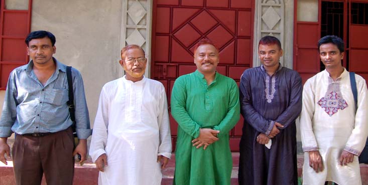 Members of Patiya Sahitya Sangsad seen with word famous photographer Shoeb Faruki during his visit to Patiya in Chittagong yesterday.