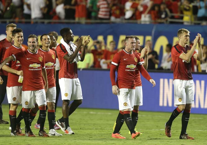 Manchester United's Wayne Rooney, second from right, and his teammates applaud to the fans after defeating Liverpool 3-1 in the final of the Guinness International Champions Cup soccer match on Monday in Miami Gardens, Fla.